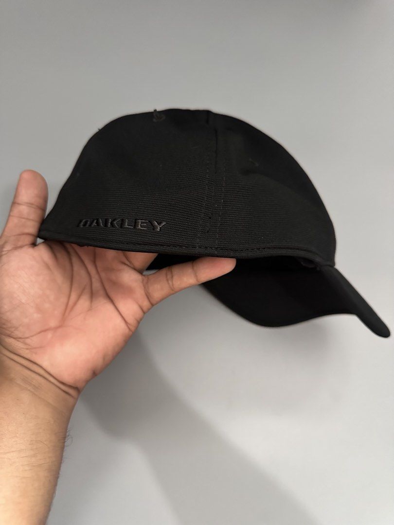 Oakley Close Cap (Category: Activewear) located in Manila. Submitted by thriftavenueph (Listing ID 1469421878, Image 2). Description: Fs: Oakley Close Cap Condition: excellent, no issue, no holes, no stain Price: 850.