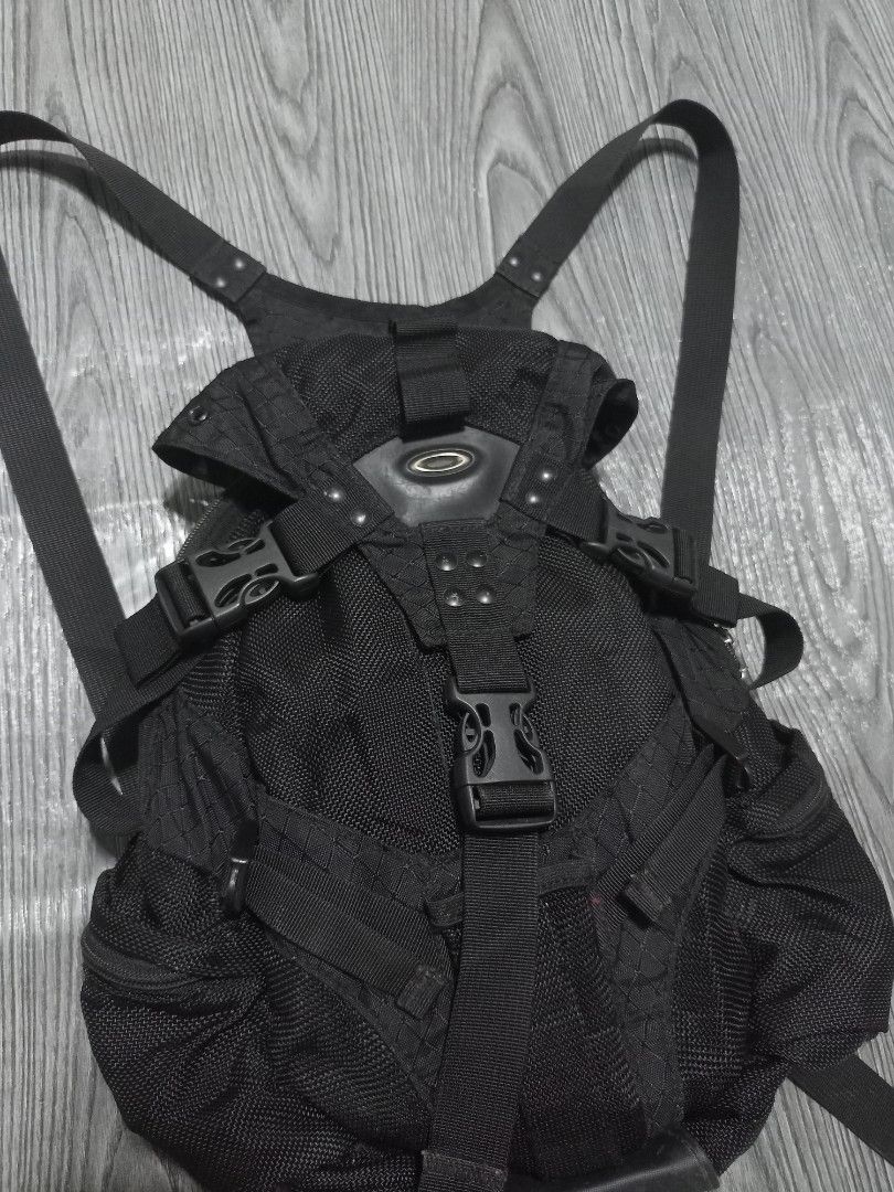 Oakley Icon Backpack (Category: Backpacks) located in Danao, Cebu. Submitted by 6000thrifts.ph (Listing ID 1469409767, Image 3). Description: Oakley Vintage Icon Backpack Size Small Good Excellent Condition Color rate 9/10.