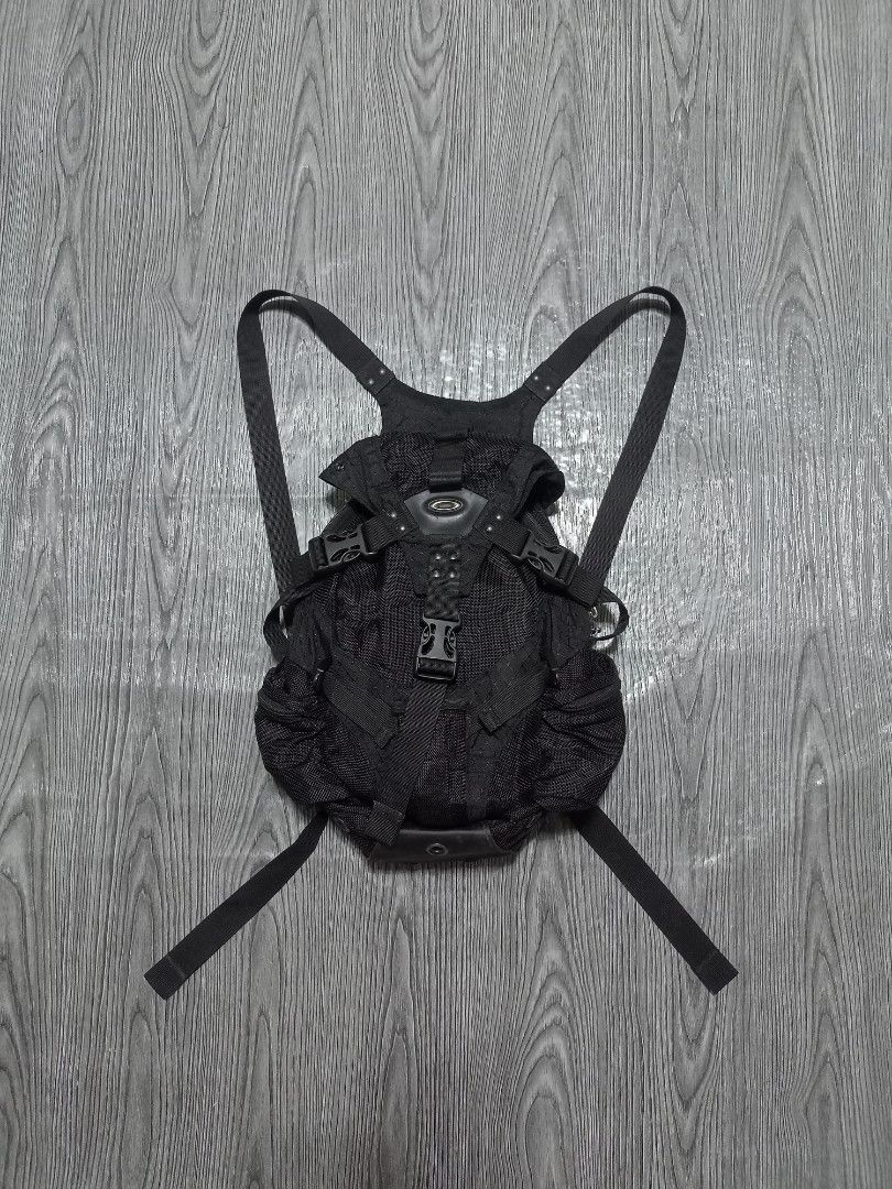 Oakley Icon Backpack (Category: Backpacks) located in Danao, Cebu. Submitted by 6000thrifts.ph (Listing ID 1469409767, Image 1). Description: Oakley Vintage Icon Backpack Size Small Good Excellent Condition Color rate 9/10.