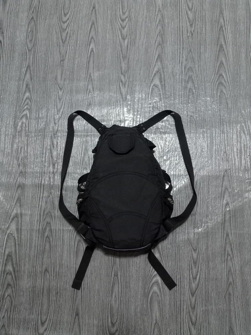Oakley Icon Backpack (Category: Backpacks) located in Danao, Cebu. Submitted by 6000thrifts.ph (Listing ID 1469409767, Image 2). Description: Oakley Vintage Icon Backpack Size Small Good Excellent Condition Color rate 9/10.