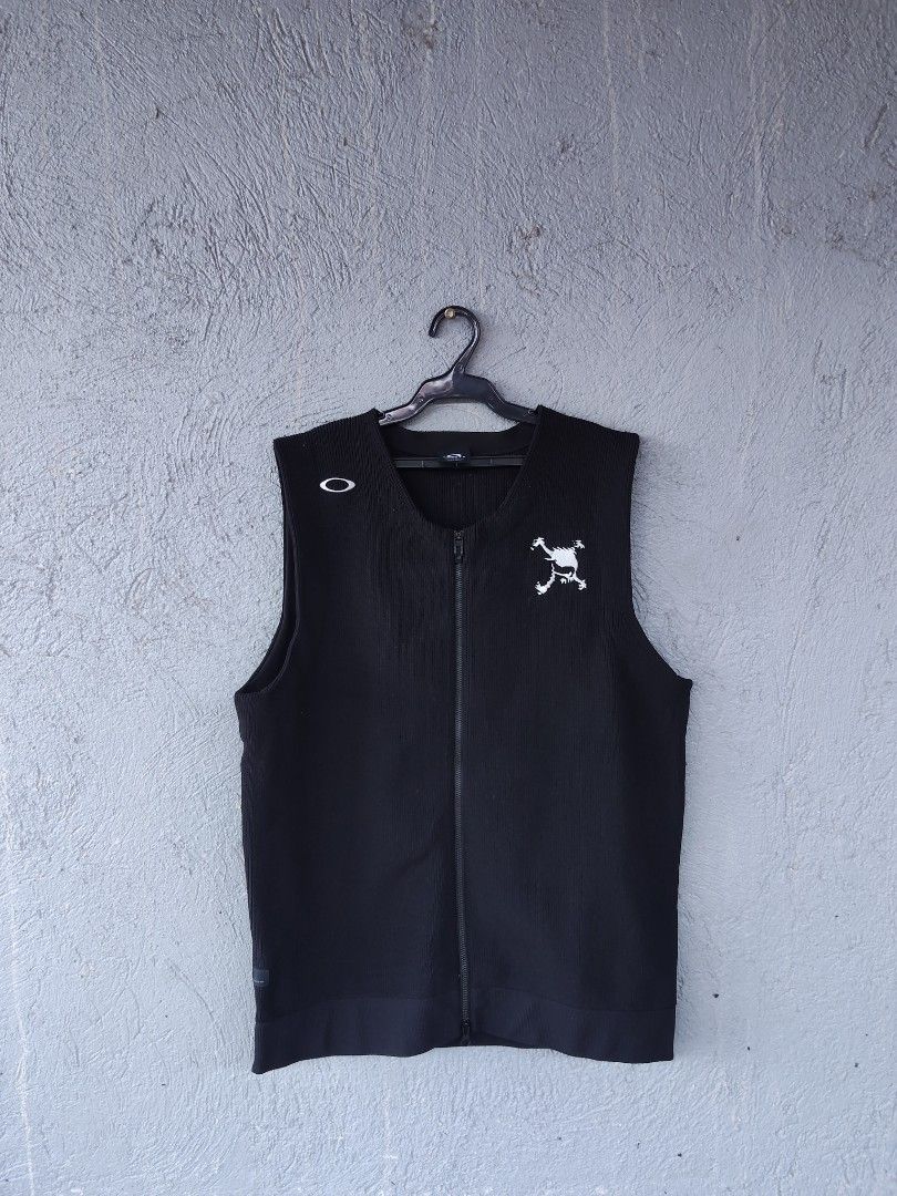 Oakley Performance Fit Black Knit Vest (Category: Vests) located in Manila. Submitted by juanpablor51788 (Listing ID 1469489772, Image 1). Description: - Brand: Oakley - Color: Black - Style: Performance fit knit vest with full zip front - Logos: White embroidered ellipse on right chest, graphic print on left chest - Details: Ribbed texture throughout with solid black bottom hem - Sizing: US Size L / Japanese Size XL - stretchable 3000 freeshippi