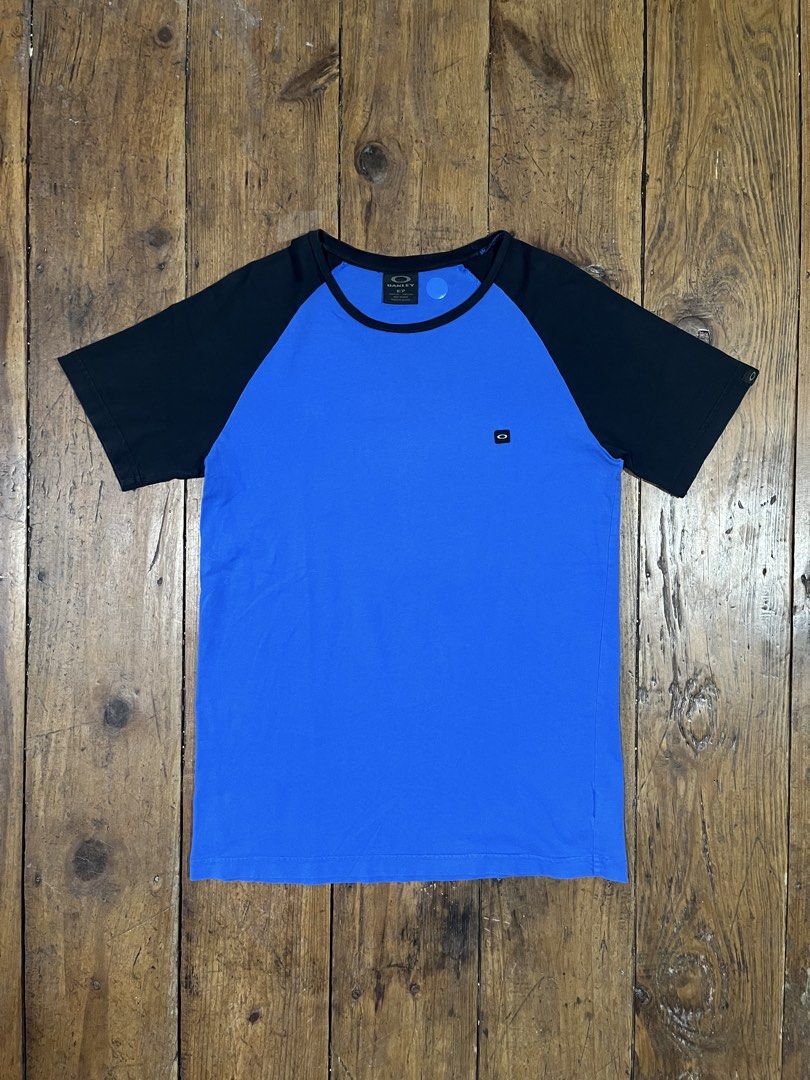 Oakley Raglan T-Shirt (Category: Tshirts & Polo Shirts ) located in Baguio. Submitted by fishy___fish (Listing ID 1469532462, Image 1). Description: Oakley Raglan T-Shirt 🇺🇸 Tagged S Width: 20” Length: 29.5” Fits M No issues.