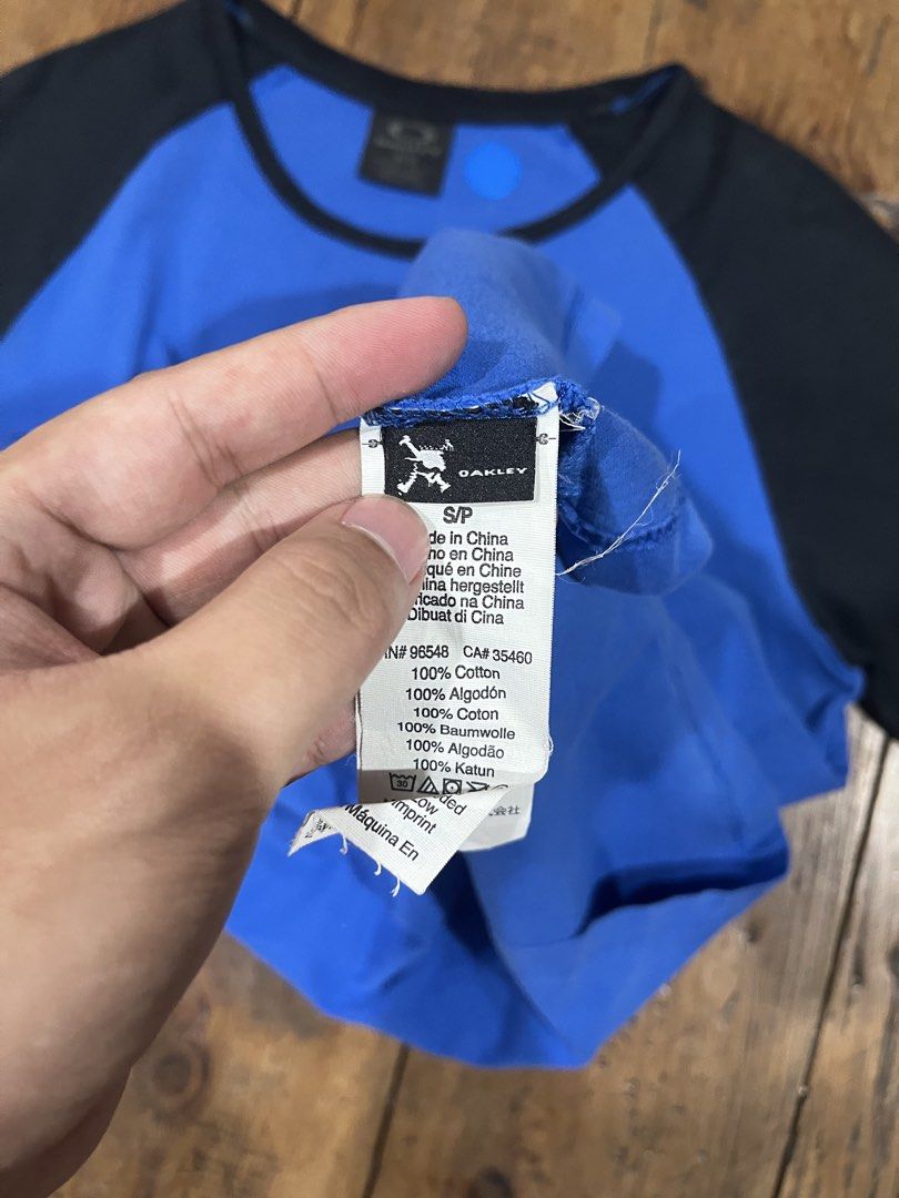 Oakley Raglan T-Shirt (Category: Tshirts & Polo Shirts ) located in Baguio. Submitted by fishy___fish (Listing ID 1469532462, Image 3). Description: Oakley Raglan T-Shirt 🇺🇸 Tagged S Width: 20” Length: 29.5” Fits M No issues.