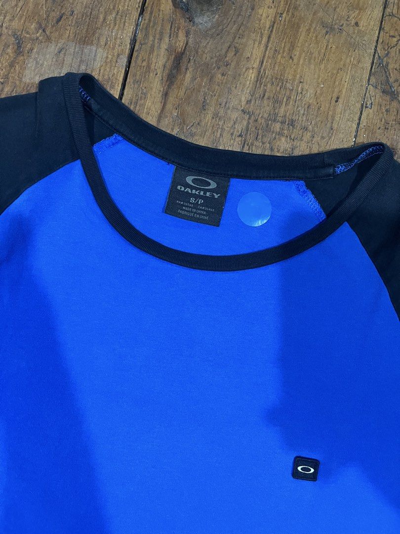 Oakley Raglan T-Shirt (Category: Tshirts & Polo Shirts ) located in Baguio. Submitted by fishy___fish (Listing ID 1469532462, Image 2). Description: Oakley Raglan T-Shirt 🇺🇸 Tagged S Width: 20” Length: 29.5” Fits M No issues.