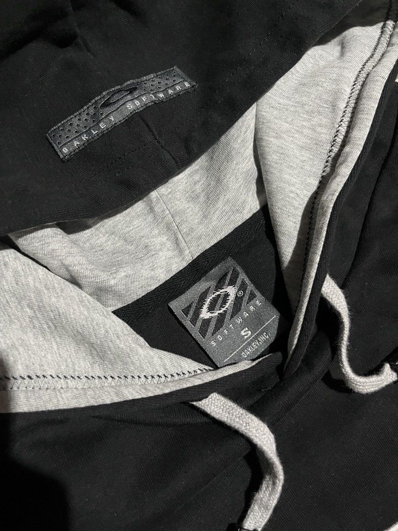 Oakley Software Black Hoodie Sweatshirt Size S (Category: Coats, Jackets and Outerwear) located in Puerto Princesa. Submitted by dijaydj28 (Listing ID 1469552459, Image 3). Description: Oakley Software hoodie in black. Size S tag on the collar. Grey lining inside the hood with adjustable drawstrings. Embroidered Oakley logo right on the chest. Small red warning patch embroidered on the left sleeve. RN number printed on the inner tag. Solid heavyw