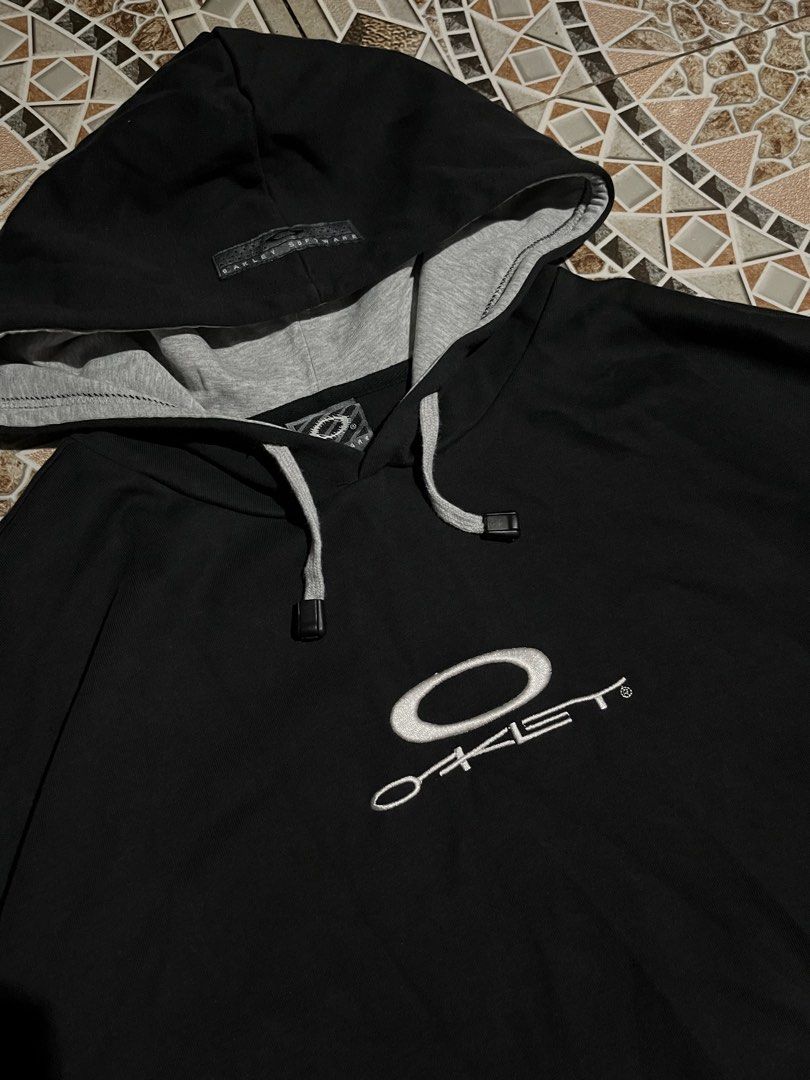 Oakley Software Black Hoodie Sweatshirt Size S (Category: Coats, Jackets and Outerwear) located in Puerto Princesa. Submitted by dijaydj28 (Listing ID 1469552459, Image 2). Description: Oakley Software hoodie in black. Size S tag on the collar. Grey lining inside the hood with adjustable drawstrings. Embroidered Oakley logo right on the chest. Small red warning patch embroidered on the left sleeve. RN number printed on the inner tag. Solid heavyw