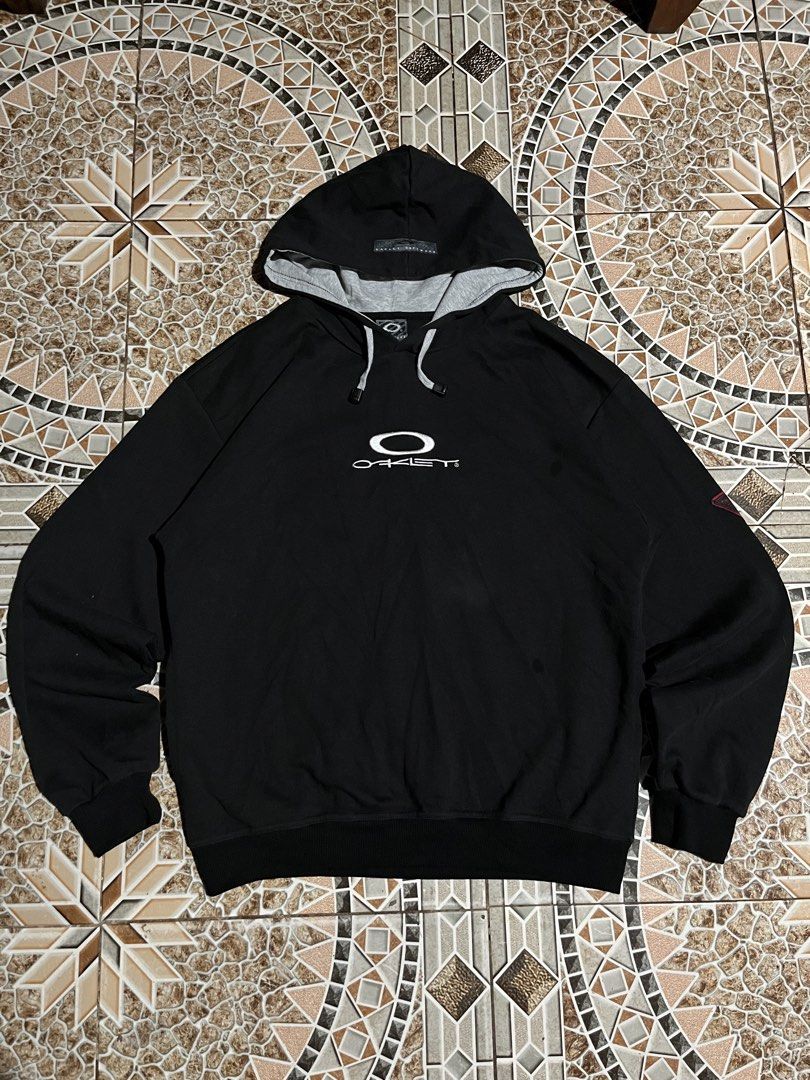 Oakley Software Black Hoodie Sweatshirt Size S (Category: Coats, Jackets and Outerwear) located in Puerto Princesa. Submitted by dijaydj28 (Listing ID 1469552459, Image 1). Description: Oakley Software hoodie in black. Size S tag on the collar. Grey lining inside the hood with adjustable drawstrings. Embroidered Oakley logo right on the chest. Small red warning patch embroidered on the left sleeve. RN number printed on the inner tag. Solid heavyw