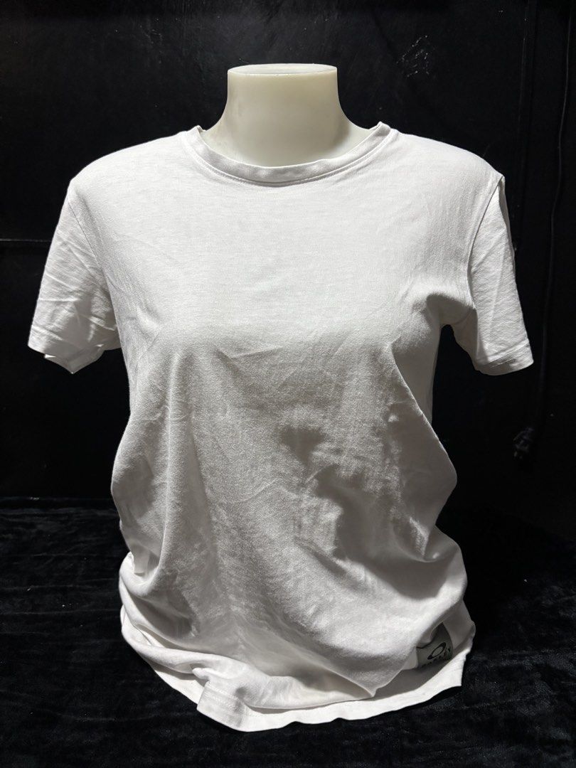 Oakley Tshirt (Category: Shirts) located in Pasig City. Submitted by swapwithme (Listing ID 1469497389, Image 1). Description: Fit to medium 8/10 condition Cotton tela.