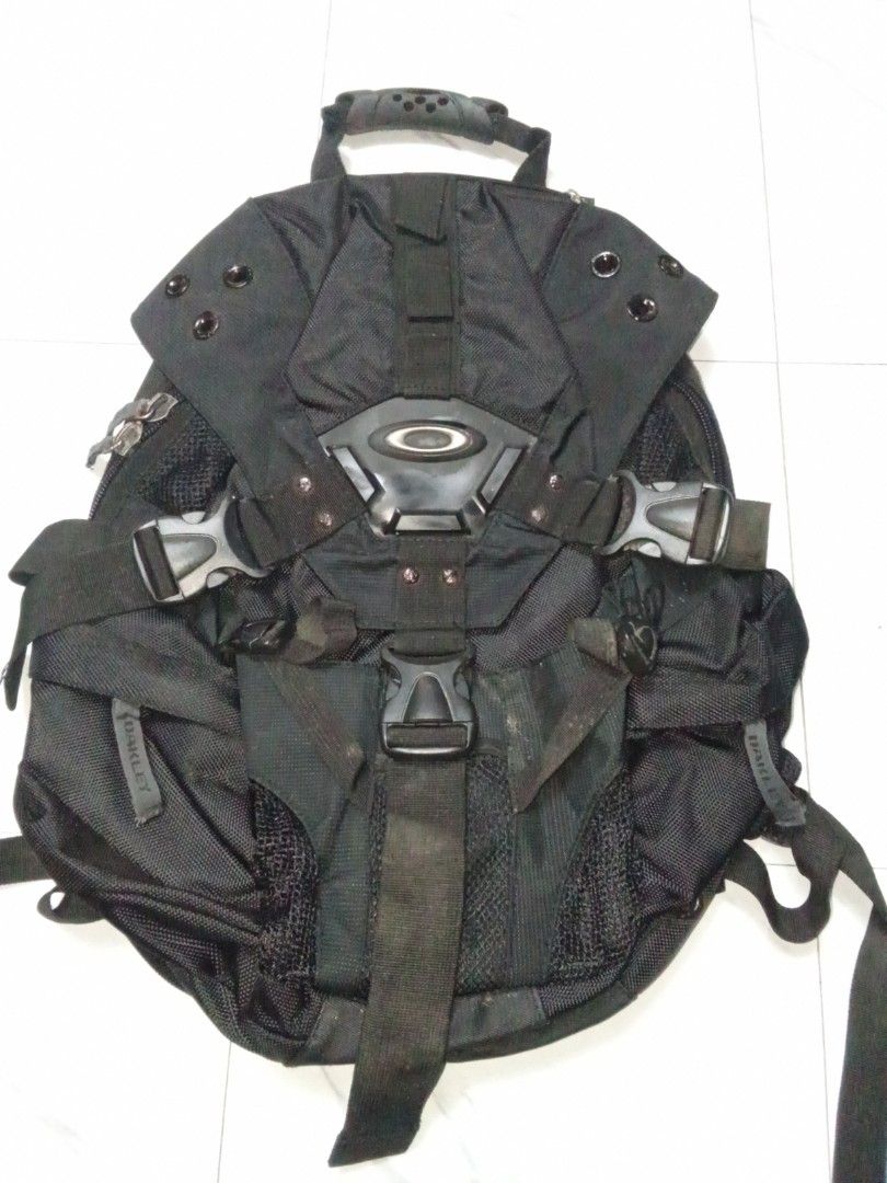Oakley Vintage Backpack Original (Category: Backpacks) located in Manila. Submitted by christoph17 (Listing ID 1469439615, Image 1). Description: good condition original.
