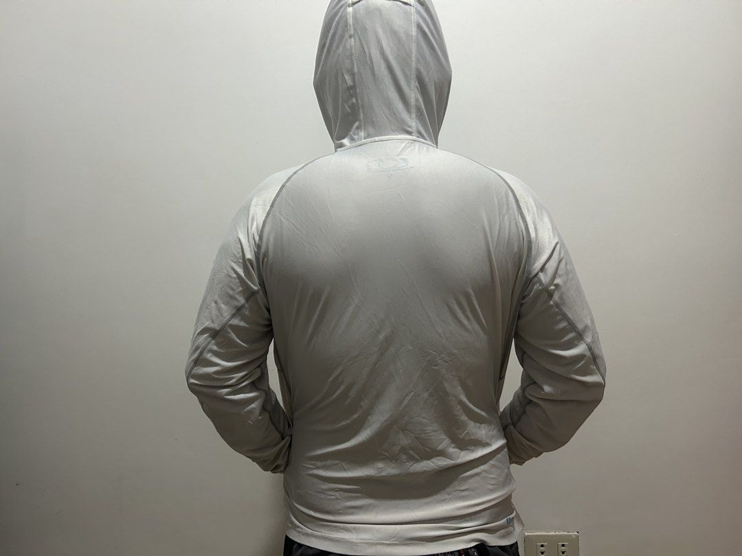 Oakley White Hooded Jacket Full Zip Size L (Category: Coats, Jackets and Outerwear) located in Manila. Submitted by andotputla37237 (Listing ID 1469515772, Image 2). Description: - Brand: Oakley - Style: Full-zip athletic hoodie - Size: Large (checked via neck tag) - Color: Crisp white with vibrant blue accents - Details: Blue zipper, blue logo graphic on left chest, attached hood, and two functional front pockets - Material: Lightweight, breatha