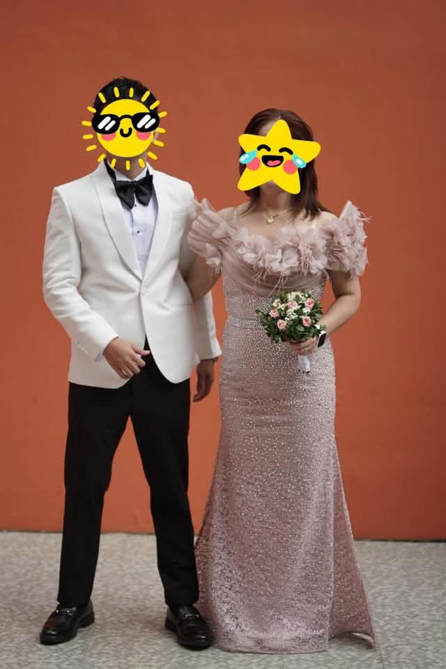 Off white coat for groom (Category: Coats, Jackets and Outerwear) located in Pasig City. Submitted by prelovedbyanieee (Listing ID 1469535640, Image 2). Description: Groom coat Height 5’8 73KG Original price: 4,000 Selling price: 3,000 Dry cleaned White long sleeve (onesimus) Original price: 1,900 Selling price: 1,300 .