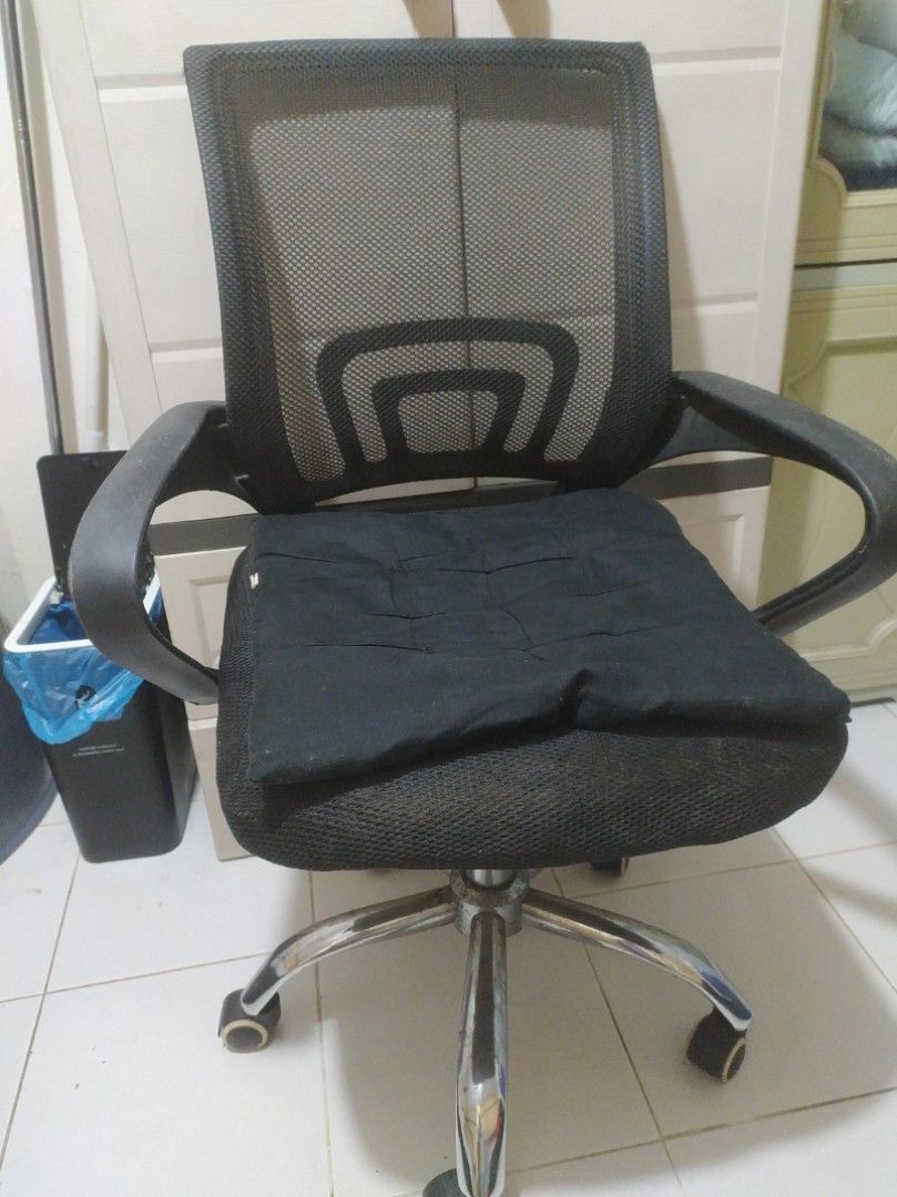 Office chair (Category: Everything Else Others) located in Manila. Submitted by timtam04 (Listing ID 1469393941, Image 1). Description: needs cleaning.