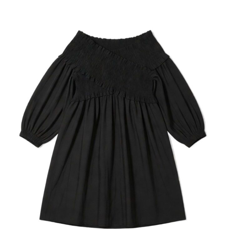 Two-Way Asymmetric Off-Shoulder Mini Dress (Category: Dresses) located in General Mariano Alvarez. Submitted by kascade (Listing ID 1469510094, Image 2). Description: - Color: Black - Style: Two-way styling — can be worn as an off-shoulder dress and styled asymmetrically - Details: Asymmetric pleated chest overlay - Fit: Smocked stretchy bodice and flowy flared skirt hitting above the knee - Sleeves: Long balloon sleeves with elastic cuffs - Cond