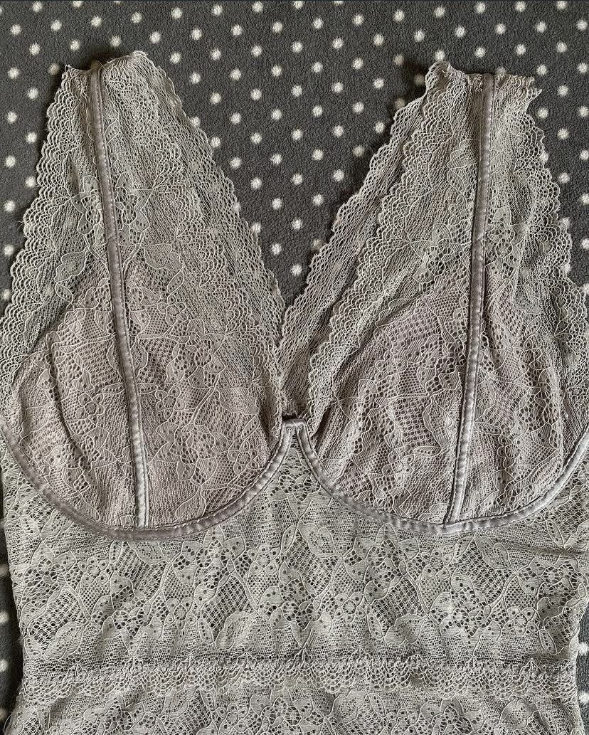 old lilac lace top (Category: Sleeveless) located in Minalabac. Submitted by binx.xoxo (Listing ID 1469472205, Image 3). Description: • length: 19.5 • bust: 30-32 • fits s-m.