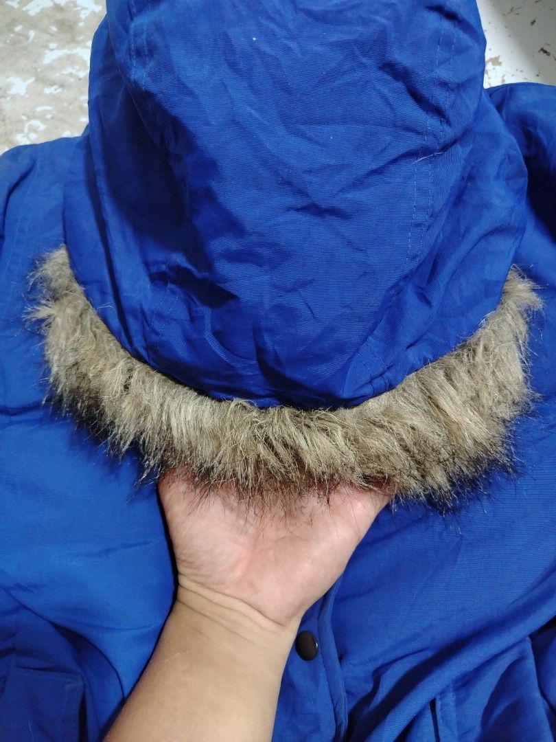 Old Navy Blue Winter Jacket With Fur Hood (Category: Coats, Jackets and Outerwear) located in Quezon City. Submitted by kimzxc_536 (Listing ID 1469547167, Image 2). Description: - Brand/Model: Old Navy Winter Jacket - Size: Medium - Color: Bright blue with dark interior lining - Hood: Attached hood with fuzzy faux-fur trim - Closure: Front snap button - Pockets: 2 chest pockets and 2 lower pockets - Condition: Warm, practical, and great for cold 