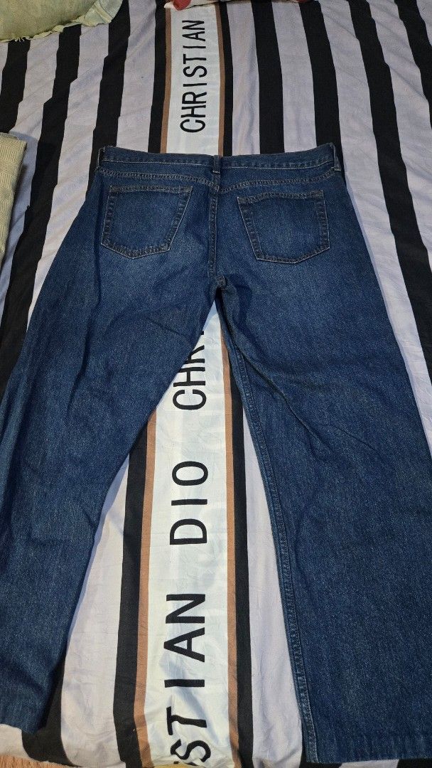 Old Navy Regular Standard Jeans Size 34x32 Blue (Category: Jeans) located in Quezon City. Submitted by frothicles (Listing ID 1469511275, Image 2). Description: - Brand/Model: Old Navy Regular Standard Denim Jeans - Wash: Dark blue - Size: 34x32 - Material: 100% cotton - Fit: Comfortable straight leg - Details: Classic five-pocket design with zip fly and button closure.