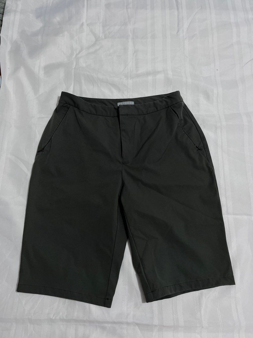 Old Navy Stretch Shorts Size 4 Dark Green (Category: Shorts) located in Baguio. Submitted by gbwardrobe (Listing ID 1469511088, Image 1). Description: - Brand: Old Navy - Size: 4 - Color: Dark Green - Material: Flexible nylon and spandex blend - Features: Secure zipper pockets - Style: Great for casual daily wear or outdoor activities.
