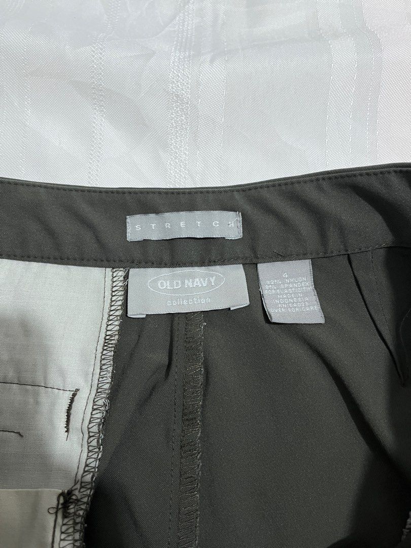 Old Navy Stretch Shorts Size 4 Dark Green (Category: Shorts) located in Baguio. Submitted by gbwardrobe (Listing ID 1469511088, Image 2). Description: - Brand: Old Navy - Size: 4 - Color: Dark Green - Material: Flexible nylon and spandex blend - Features: Secure zipper pockets - Style: Great for casual daily wear or outdoor activities.
