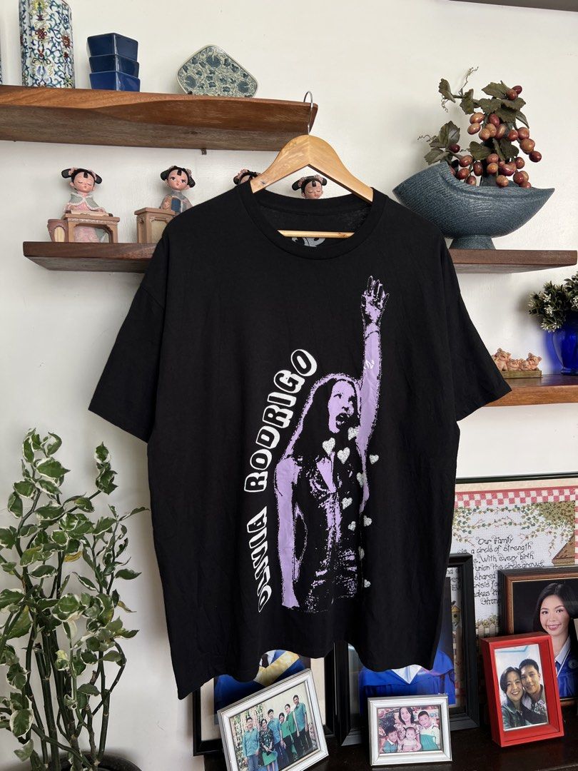 OLIVIA RODRIGO (Category: Tshirts & Polo Shirts ) located in Solano. Submitted by aljoners (Listing ID 1469433980, Image 2). Description: Size: L Width: 23 Length: 30 Color rate: 10/10 Condition: 10/10 Issue/s: 1 unnoticeable pinhole sa pinag lagyan ng hang tag but barely noticeable “Color may vary due to lighting”.