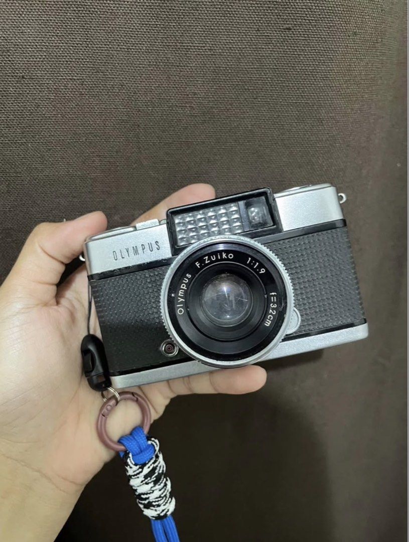 Olympus Pen D (Category: Cameras) located in Mandaluyong City. Submitted by restoraunt (Listing ID 1469475478, Image 1). Description: Olympus Pen D Half frame camera Uses 35mm film CLA’d (Jan 22,2026) by Mang Dado Working lightmeter No samples pics but can check Lomography site Loc: Taft/Quezon City.