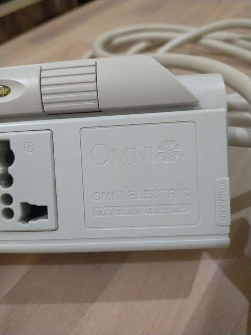 OMNI 4 - gang extension (Category: Other Accessories) located in Makati City. Submitted by braveandbold_18 (Listing ID 1469469141, Image 2). Description: rfs: I have 2 of these and I don't need this. With individual switch No Issue. No flaws. Working perfectly fine. Free adaptor .