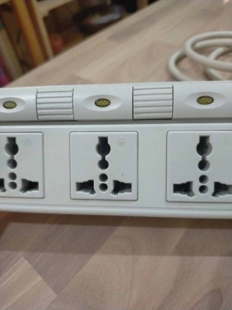 OMNI 4 - gang extension (Category: Other Accessories) located in Makati City. Submitted by braveandbold_18 (Listing ID 1469469141, Image 3). Description: rfs: I have 2 of these and I don't need this. With individual switch No Issue. No flaws. Working perfectly fine. Free adaptor .