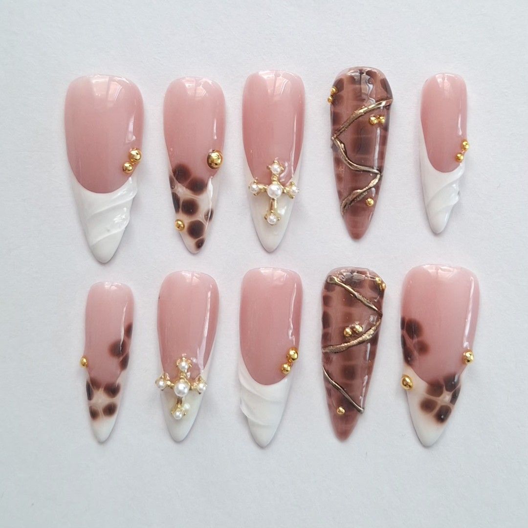 On hand press on nails (ready to deliver) (Category: Hands & Nails) located in Quezon City. Submitted by luxetips_pressph (Listing ID 1469402843, Image 1). Description: Custom Press On Nails for 250-350php Any shape and length message to order and for inquiries Inclusions: 📌 Nail Prep Kit (Alcohol Pads, Cuticle Pusher, Nail File) 📌 Jelly Glue 📌 Care Card 📌 Press On Nails.