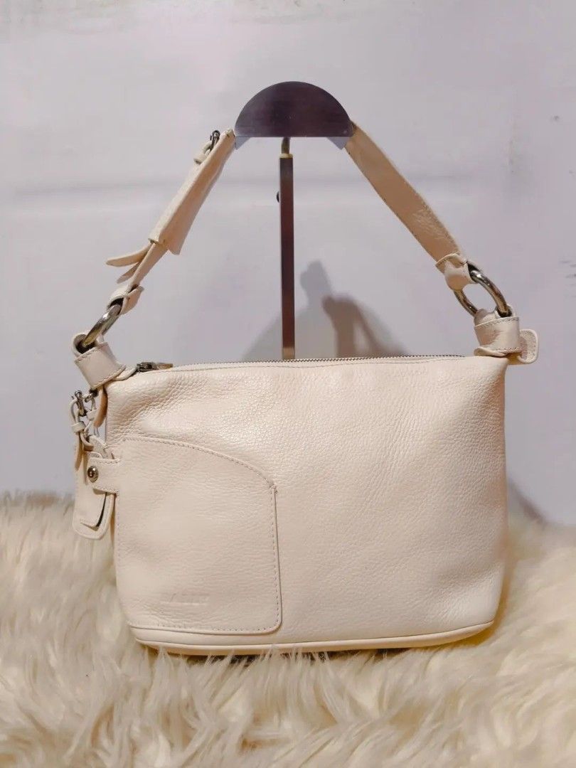 Original BALLY Bag (Category: Shoulder Bags) located in Cabuyao City. Submitted by secondhand.shop.ph (Listing ID 1469555901, Image 1). Description: Sale❗️Sale❗️Sale❗️ ₱ 1,699 Original BALLY Vintage Riri under zip Medium Pure genuine leather 📌Broken inner pocket zipper (Check last photo) 📌First to pay!.
