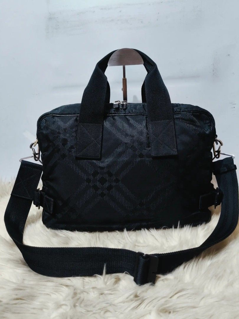 Original BURBERRY (Category: Shoulder Bags) located in Cabuyao City. Submitted by secondhand.shop.ph (Listing ID 1469556136, Image 1). Description: Sale❗️Sale❗️Sale❗️ Original BURBERRY Medium - large silver hardwares Genuine leather trim 📌First to pay!.