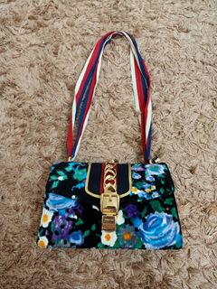 (Category: ) located in . Submitted by fashionluxury058 (Listing ID 1469443063, Image 1). Description: .