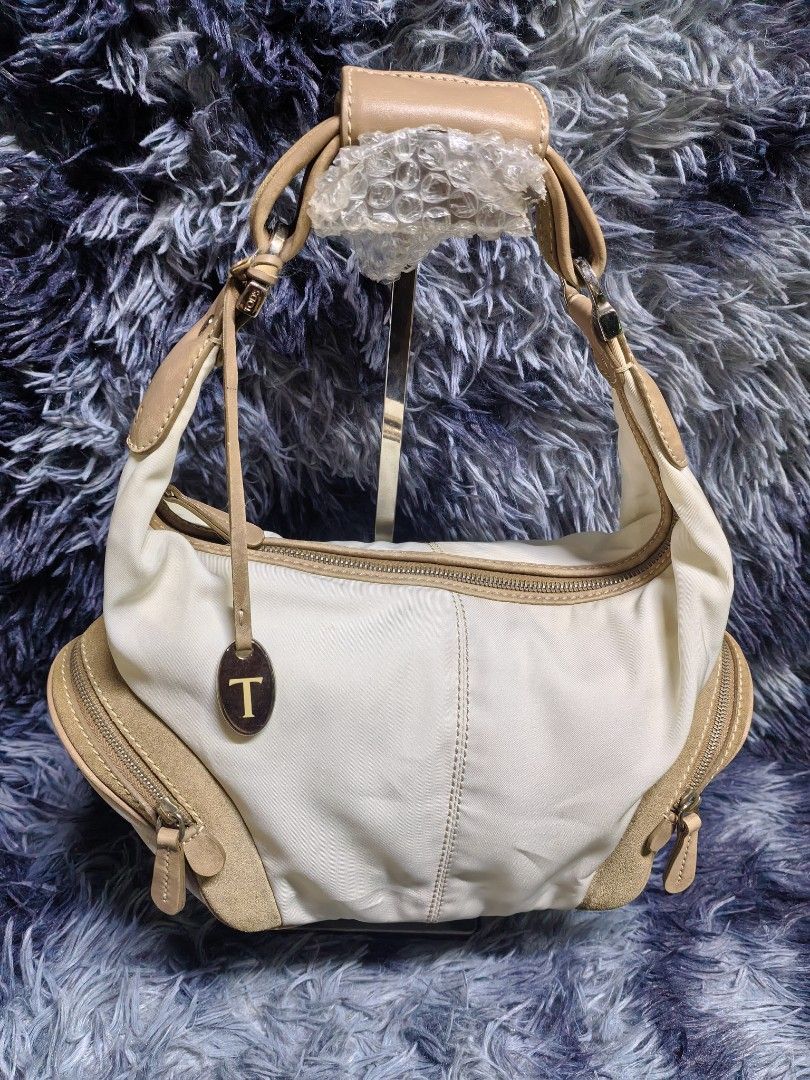 Otentik Tod's hobo bag (Category: Luxury Bags & Wallets) located in Iloilo. Submitted by luxury.ilo1984 (Listing ID 1469521384, Image 1). Description: Thrifted Ukay Source Rank AB or A No flaws or issue Minor sign of use only Guaranted Otentik.