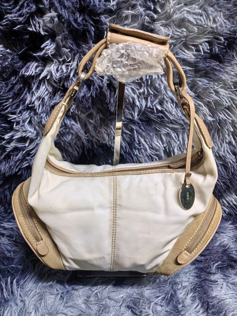 Otentik Tod's hobo bag (Category: Luxury Bags & Wallets) located in Iloilo. Submitted by luxury.ilo1984 (Listing ID 1469521384, Image 2). Description: Thrifted Ukay Source Rank AB or A No flaws or issue Minor sign of use only Guaranted Otentik.