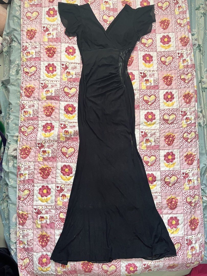 Padded gothic long maxi dress with slit (Category: Dresses) located in Davao. Submitted by lovedfaerie (Listing ID 1469527432, Image 1). Description: Its giving elvira vibes TT mesh but not see through as it has inner lining. Vv body hugging!!!!! Worth it i swearrrr Size xs-s.