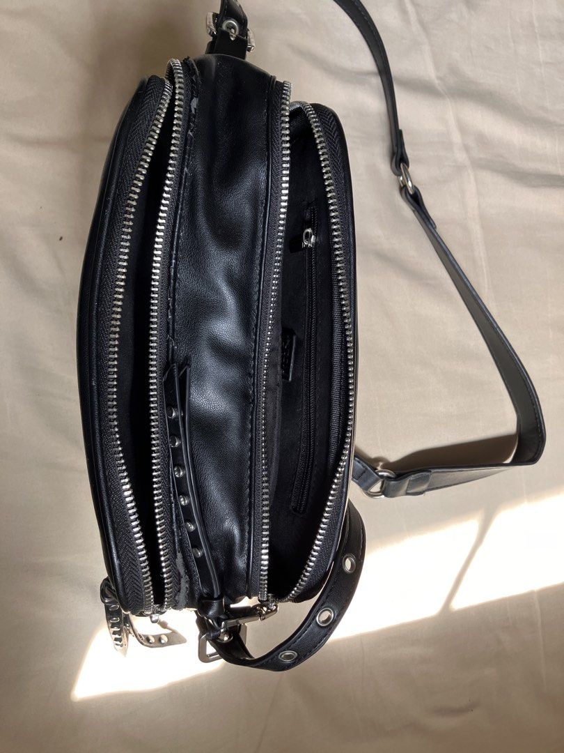 Parfois bag (Category: Cross-body Bags) located in Amadeo. Submitted by quickphoenix.021 (Listing ID 1469424037, Image 3). Description: Parfois Black Leather Crossbody Bag Description: Parfois black leather crossbody bag 🖤 ✨ Rarely used / naka-stock lang ✨ Multiple compartments ✨ Good overall condition ⚠️ May ilang peeling/bakbak sa leather due to storage. Please check photos for actual condition. Selling as is. 💰 ₱700 slightly negotiable.