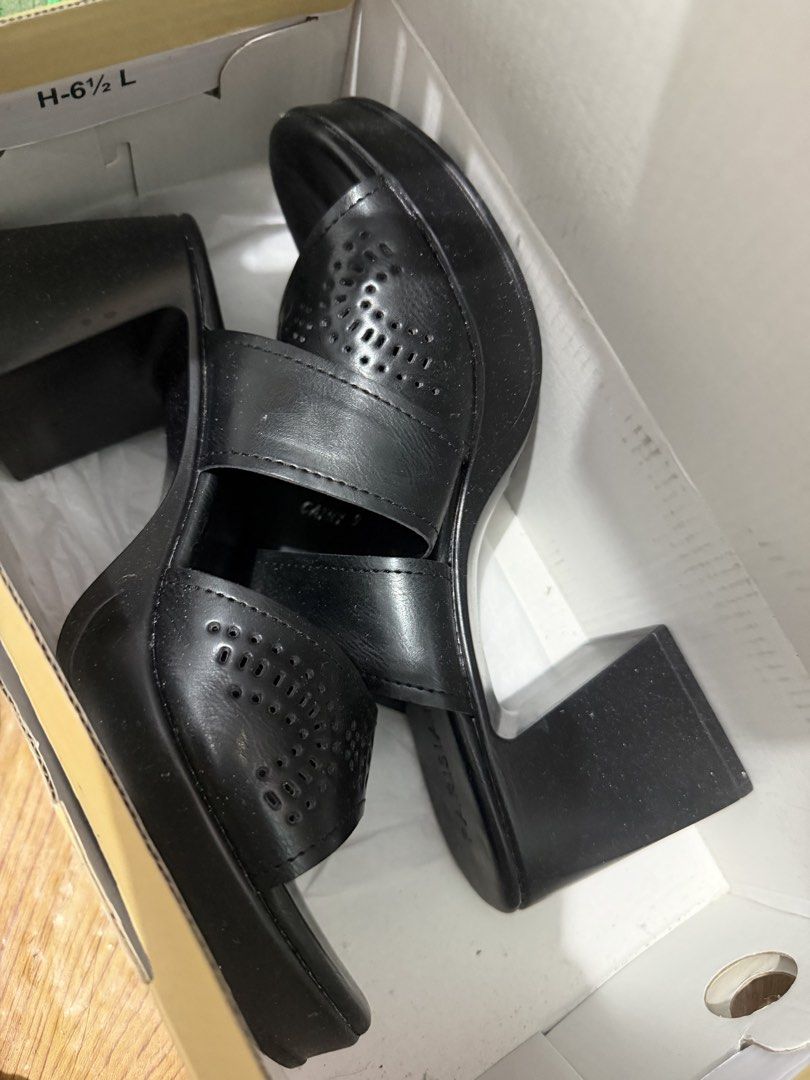Parisian sandals (Category: Flats & Sandals) located in Manila. Submitted by zenwind.6c4965 (Listing ID 1469483250, Image 1). Description: .