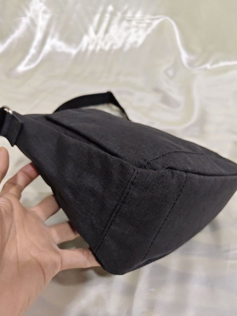 PEANUT SLING BAG 11/9" (Category: Cross-body Bags) located in Gamu. Submitted by 2022bagsbunny (Listing ID 1469401913, Image 3). Description: .