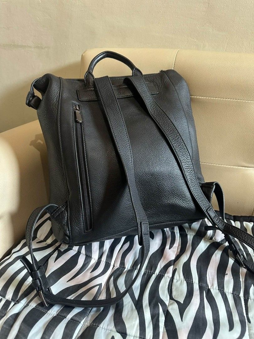 Per Cardin Backpack (Category: Backpacks) located in Las Pinas. Submitted by wisedragon-84af (Listing ID 1469449810, Image 3). Description: .