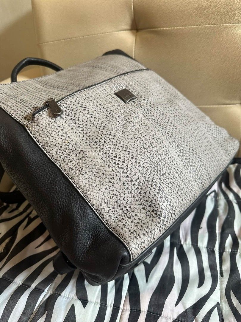 Per Cardin Backpack (Category: Backpacks) located in Las Pinas. Submitted by wisedragon-84af (Listing ID 1469449810, Image 2). Description: .