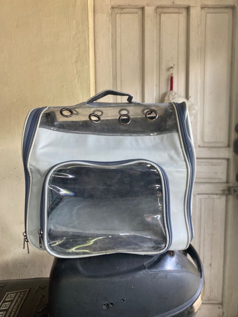Pet Carrier Bag (Category: Homes & Other Pet Accessories) located in San Mateo. Submitted by prelovedstuffsbycha (Listing ID 1469460741, Image 1). Description: Pet Carrier Bag - Large Size Dimensions: 16.1” (L) x 11.6” (W) x 13.8” (H) Suitable for both dogs and cats Used only 3 times No issues or damage Needs cleaning due to storage Fixed Price – No Negotiations 🙂.