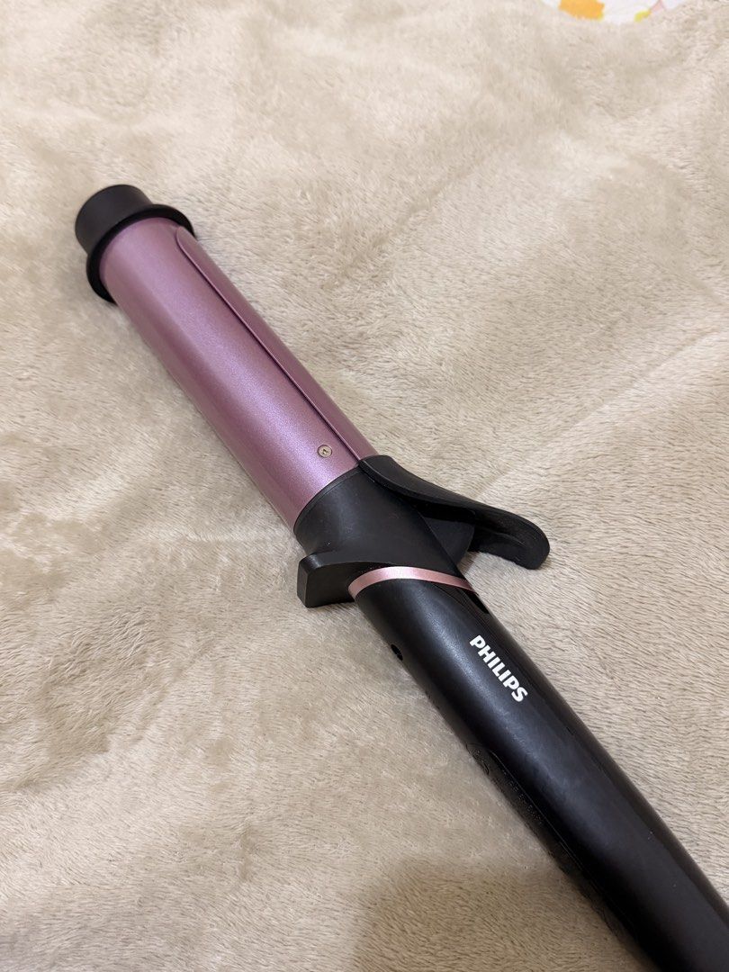 Philips Hair Curler (Category: Hair) located in Batangas. Submitted by lildealbyren (Listing ID 1469451515, Image 1). Description: Pm for deets.