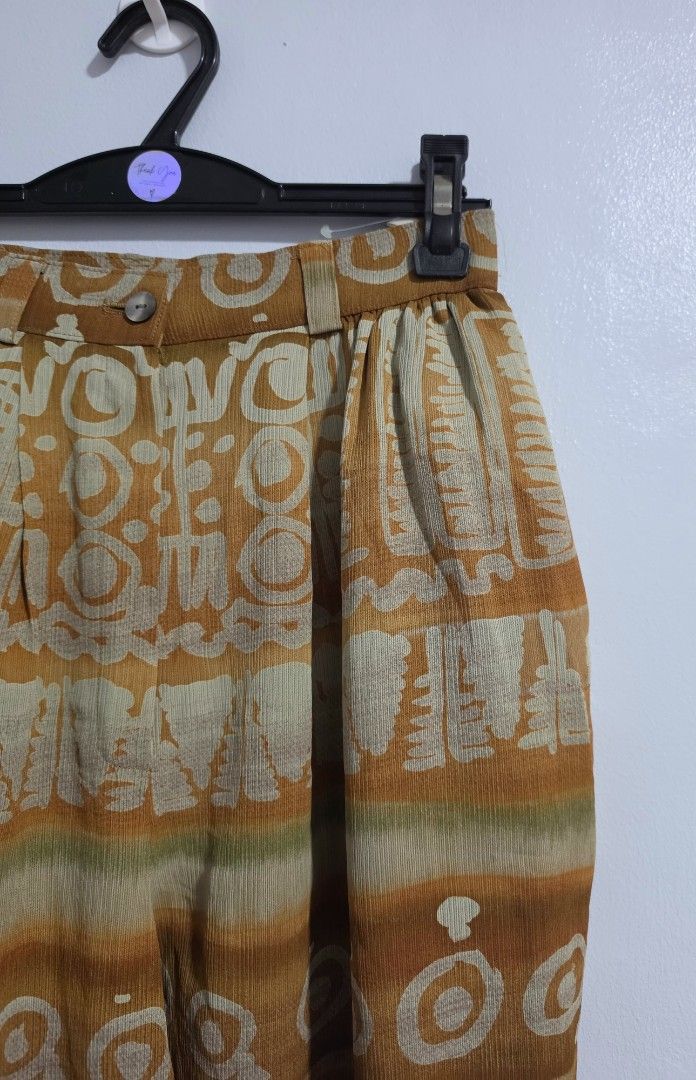 Più costare Patterned High-Waist Trousers (Category: Jeans) located in Paranaque City. Submitted by franinnashop (Listing ID 1469478926, Image 2). Description: Declutter - Style: High-waist, relaxed wide-leg trousers - Design: Striking orange and beige pattern - Features: Functional side pockets, belt loops, and front button closure - Waist: 24-26 inches - Hips: 42 inches - Length: 40 inches - Inseam: 28 inches - Condition: Excellent, ready to we