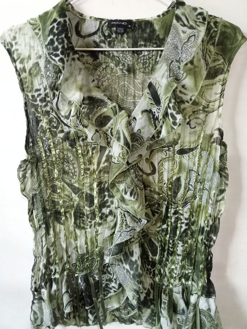 Piano Ruffle Top (Category: Sleeveless) located in Manila. Submitted by xtycalz (Listing ID 1469472092, Image 2). Description: fairycore ruffle top 🍀 mine : 299 au details here ^ brand : PIANO size : m flaws : almost none (check last pic).
