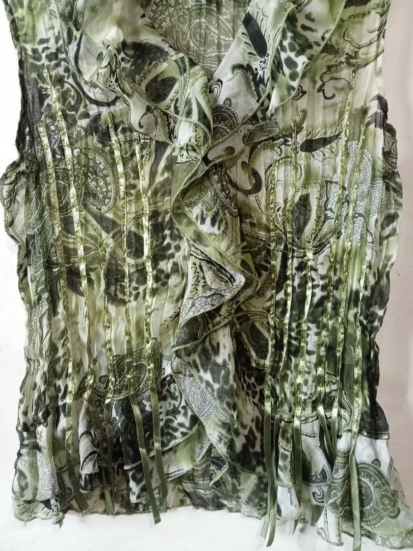 Piano Ruffle Top (Category: Sleeveless) located in Manila. Submitted by xtycalz (Listing ID 1469472092, Image 3). Description: fairycore ruffle top 🍀 mine : 299 au details here ^ brand : PIANO size : m flaws : almost none (check last pic).