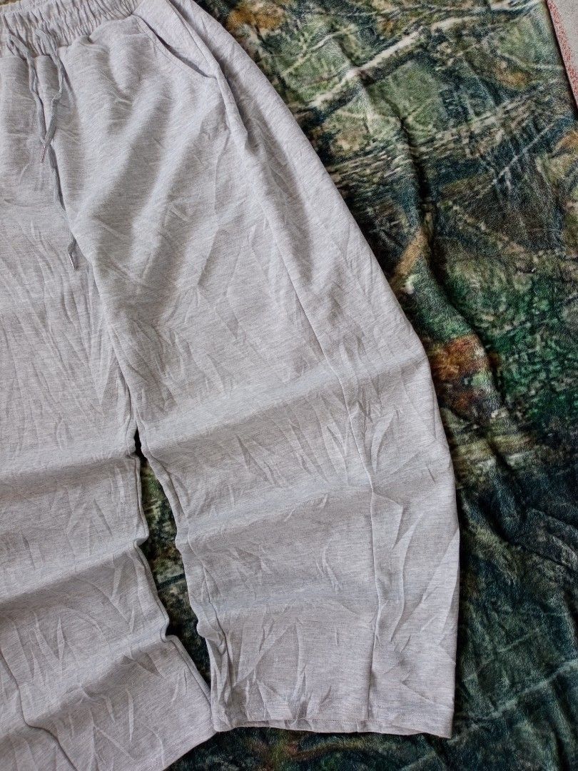 Pleated Massive Sweatpants (Category: Joggers) located in Sugbongcogon. Submitted by yan.drip (Listing ID 1469443209, Image 3). Description: Pleated Massive Sweatpants Excellent condition Wash na sootin mo nalang Flawless 10/10 color rate Pre size waist stretchable Tigh: 16 length: 41 leg opening: 12 DM sa interested📩.