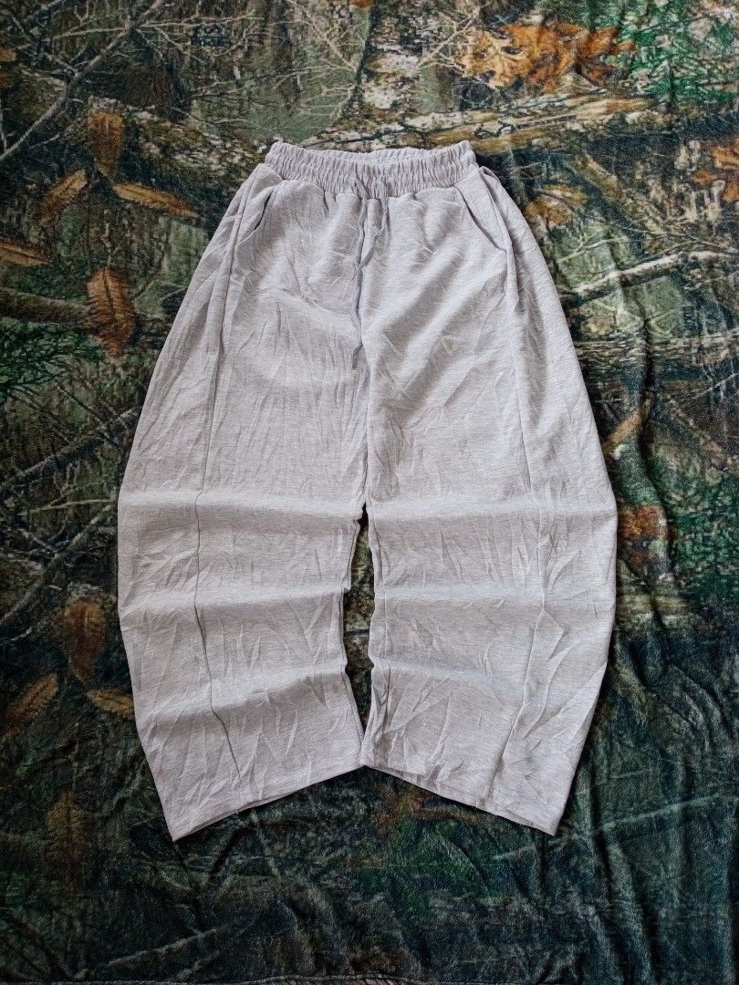 Pleated Massive Sweatpants (Category: Joggers) located in Sugbongcogon. Submitted by yan.drip (Listing ID 1469443209, Image 1). Description: Pleated Massive Sweatpants Excellent condition Wash na sootin mo nalang Flawless 10/10 color rate Pre size waist stretchable Tigh: 16 length: 41 leg opening: 12 DM sa interested📩.
