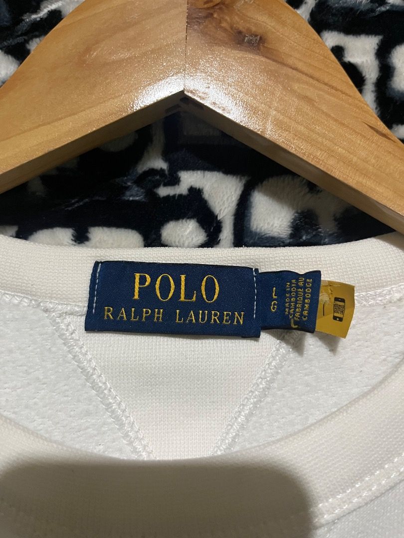 Polo Ralph Lauren White Sweatshirt (Category: Coats, Jackets and Outerwear) located in Valencia. Submitted by vncnttroy (Listing ID 1469439015, Image 3). Description: - Brand: Polo Ralph Lauren - Color: Crisp white - Design: Classic crewneck with V-stitch detail - Branding: Small embroidered dark pony logo on the left chest - Details: Long sleeves, ribbed cuffs and hem, blue label with QR code tags - Style: Versatile casual piece, perfect with je