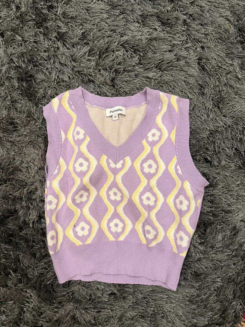 Pomelo Knit Floral Vest Top (Category: Sleeveless) located in Quezon City. Submitted by tishaagba (Listing ID 1469570549, Image 1). Description: .