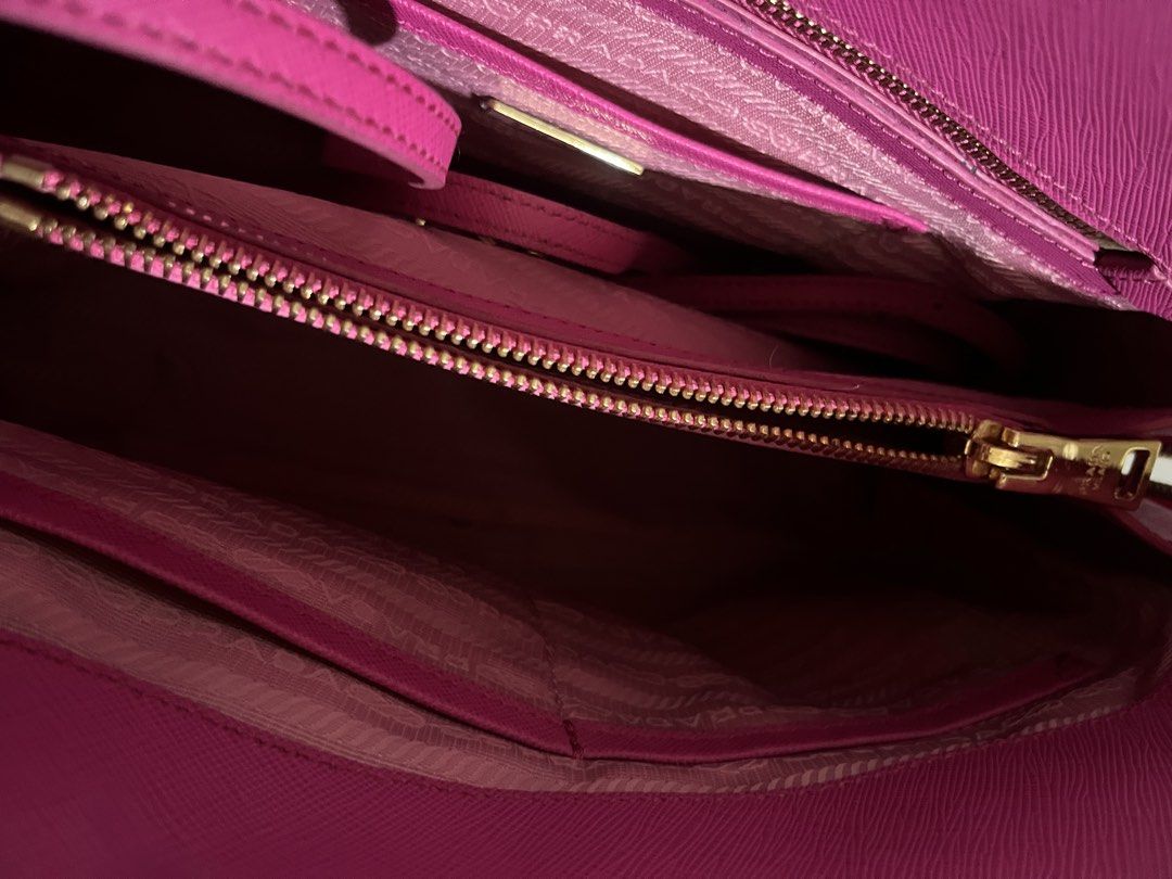 Prada Mideum bag (Category: Tote Bags) located in Baloi. Submitted by yusra3024 (Listing ID 1469490633, Image 3). Description: Naka code Naka lampo Naka black tag na mde in italy Isyu:nasa last pic.
