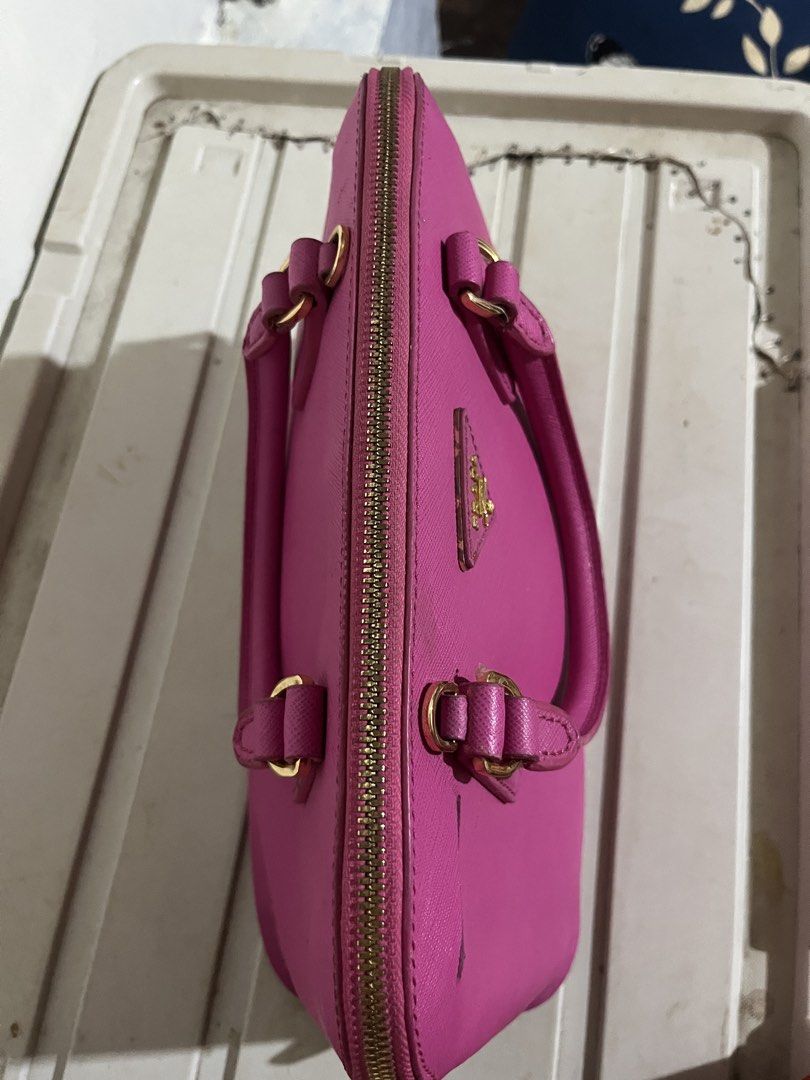 Prada Mideum bag (Category: Tote Bags) located in Baloi. Submitted by yusra3024 (Listing ID 1469490633, Image 2). Description: Naka code Naka lampo Naka black tag na mde in italy Isyu:nasa last pic.