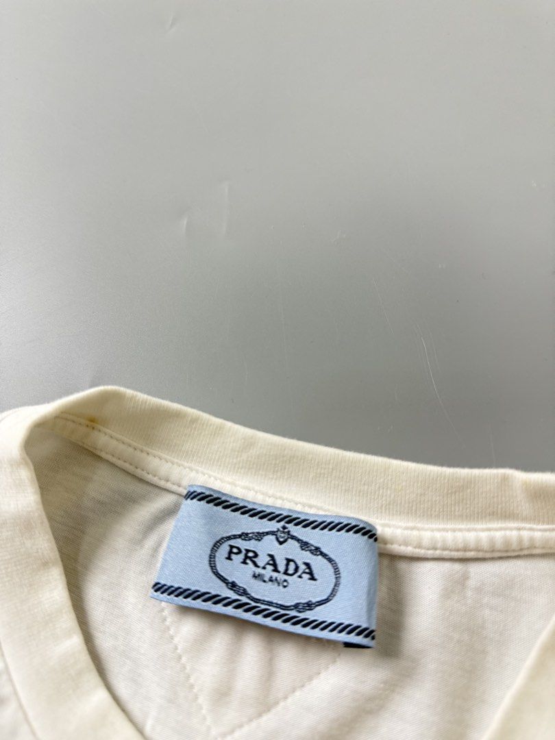 Prada pocket tee (Category: Tshirts & Polo Shirts ) located in Pila. Submitted by villanueva80826 (Listing ID 1469531229, Image 3). Description: Prada pocket tee Size:xl •Width:21 •Length:25.5 •Condition:9/10 •Color rate:9/10 Mine:680 +Shipping fee Issue:sign of usage likr pinhole on stitch not noticeable Still in good condition Still wearable .